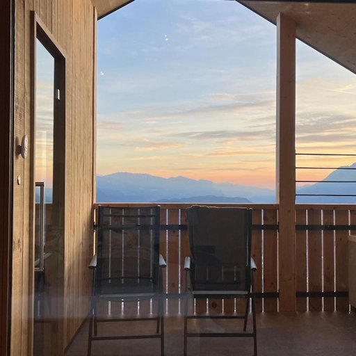 Noelani Apartment Balkon mit Bergblick und Sonnenuntergang in Jenesien in Südtirol